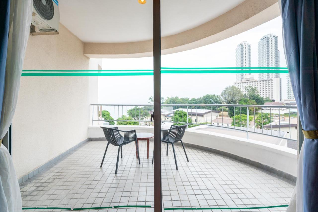 Romantic Couple Suite + Beach-Front Balcony Tanjung Bungah  Exterior photo